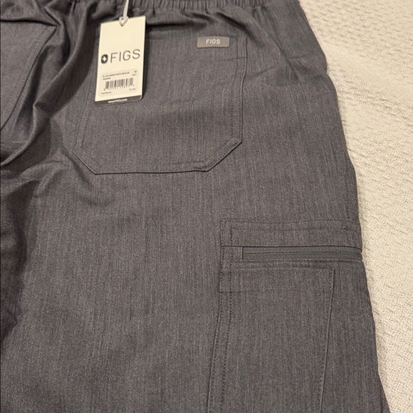 Figs Charcoal Scrub 3 pocket Top & YOLA skinny pants regular set w/figs mask - Picture 7 of 11